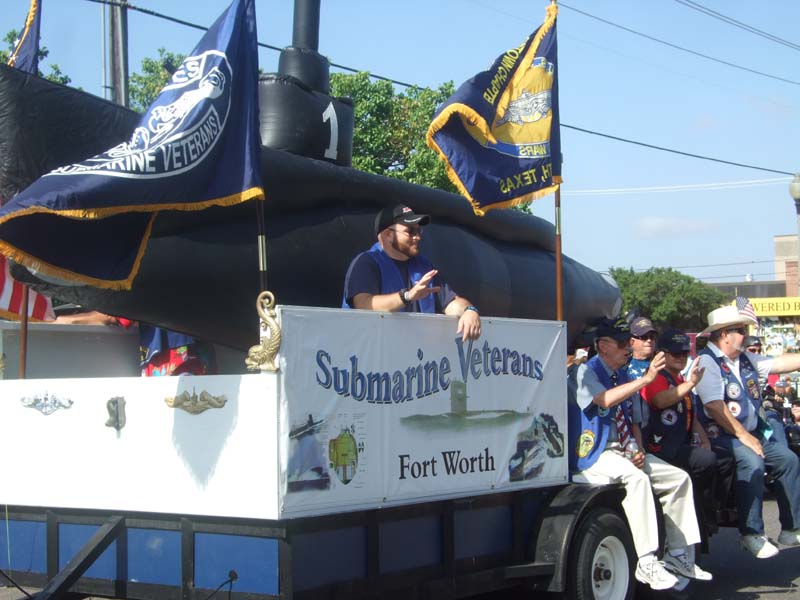 photo of Submarine Veterans float in July 4th, 2012 Parade